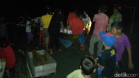 Foto: Saat malam tiba, para nelayan biasanya kembali dari laut. Ikan-ikan akan langsung diambil dari jala (Bonauli/detikTravel)