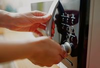 Duh, Gadis Ini Buta Gara-Gara Masak Telur di Oven Microwave