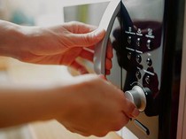 Stop Panaskan Pizza di Microwave! Pakai Cara Ini Lebih Efektif