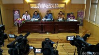 Hadir dalam jumpa pers tersebut Wakil Ketua MA bidang Yudisial hakim agung Syarifuddin, Wakil Ketua MA bidang Nonyudisial hakim agung Suwardi, juru bicara MA hakim agung Suhadi dan Kepala Biro Hukum dan Humas MA Ridwan Mansyur.