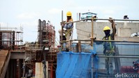 Sejumlah pekerja tengah menyelesaikan pembangunan MRT.