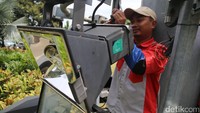Petugas Pemprov DKI Jakarta melakukan perawatan lampu taman di Tugu Tani.