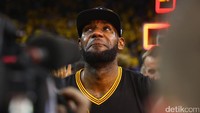 Luapan emosi LeBron James setelah Cleveland Cavaliers mengalahkan Golden State Warriors dengan kedudukan 93-89 di game tujuh final NBA. Lewat drama tujuh game, Cavs dan LeBron berhasil meraih cincin juara pertamanya (Foto: Ezra Shaw/Getty Images).