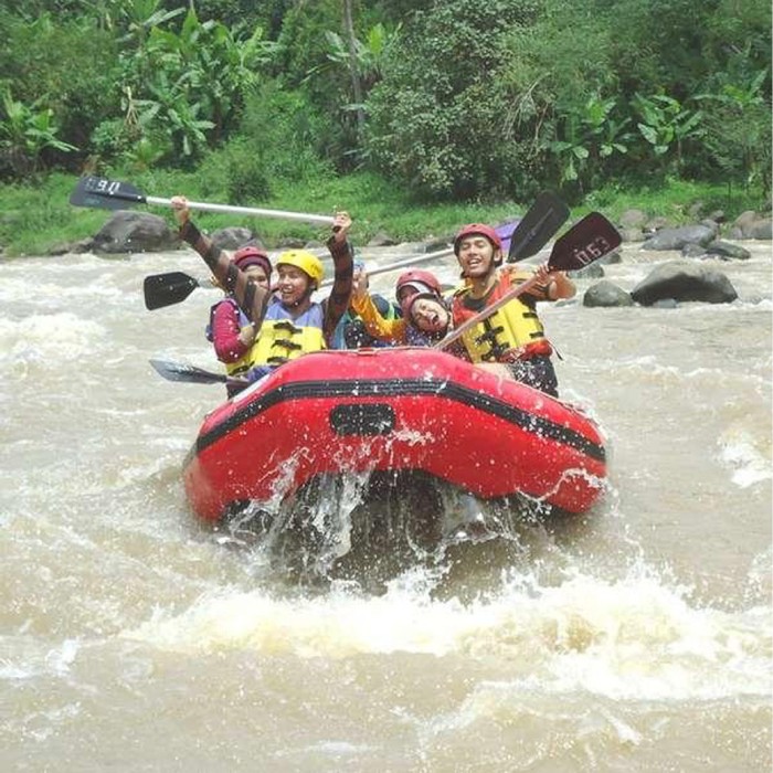 Aman Berarung Jeram di Derasnya Sungai Kaki Gunung Raung