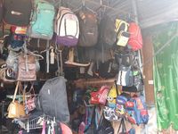 Pasar ini menjual berbagai barang eks luar negeri (Chaidir/detikTravel)