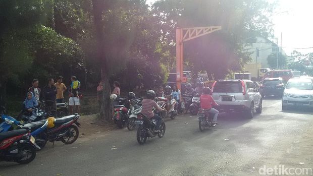 Mensos Khofifah Kirim Karangan Bunga ke Rumah Ir Dodi 