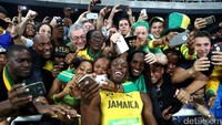 Usain Bolt merayakan bersama suporter usai memenangi medali emas nomor 200 meter di Olimpiade 2016 (Foto: Ryan Pierse/Getty Images)