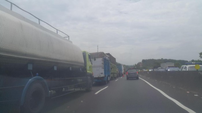 Exit Jatiluhur Tol Cipularang Macet Karena Penumpukan Truk