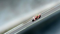 Andrea Iannone melaju di atas Ducati-nya dalam salah satu sesi latihan bebas MotoGP Republik Ceko (Foto: AFP PHOTO / Michal Cizek)