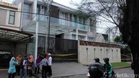 Para warga dan tetangga juga masih ada yang berkumpul dan ingin melihat lokasi dari dekat.