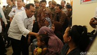 Peresmian dilanjutkan dengan meninjau fasilitas dan berdialog dengan beberapa penumpang. Beberapa penumpang mengeluhkan kondisi gedung yang masih panas.