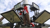 Petugas Pemprov DKI Jakarta melakukan perawatan lampu taman di Tugu Tani, Jakarta, Rabu (28/12/2016).