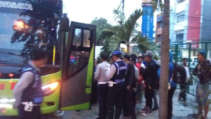 Sudinhub Jakbar Razia Terminal Bayangan, 2 Bus Dikandangkan