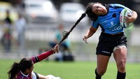Rugby adalah salah satu olahraga paling keras, kondisi yang terlihat jelas saat Maryoly Gamez (Venezuela) bertarung memperebutkan bola dengan Victoria Rios (Uruguay) saat kedua tim bertarung di ajang International Womens Rugby Sevens, sebuah test event menjelang Olimpiade 2016 (Foto: Buda Mendes/Getty Images)