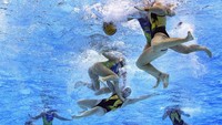 Mungkin tak terlalu terlihat dari atas permukaan kolam renang, tapi sesengit inilah persaingan cabang polo air. Gambar diambil di Olimpiade 2016 (Foto: Getty Images/Getty Images)
