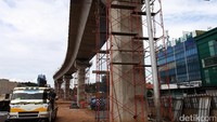 Terminal Lebak Bulus diperlukan untuk tempat pemberhentian bus-bus yang akan berfungsi sebagai angkutan pengumpan (feeder) bagi MRT.