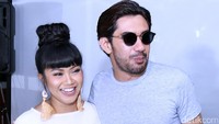 Yura Yunita dan Reza Rahadian di kawasan Thamrin City, Jakarta Pusat, Selasa (27/12). Pool/Palevi S/detikFoto.