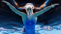 Menggunakan kamera yang diletakan di dasar kolam renang, foto ini mengabadikan Katie Meili (Amerika Serikat) saat tampil di gaya dada 200 meter pada sebuah sesi latihan jelang keberangkatan ke Olimpiade 2016 (Foto: Al Bello/Getty Images)