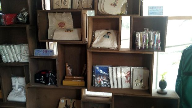 Isi toko oleh-oleh di 10 Drums Cultural Village (Wahyu/detikTravel)