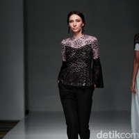 Koleksi Votum by Sebastian Gunawan mengusung tema Shades of Mind di IPMI Trend Show 2017. The Hall Lt. 8, Senayan City. Jakarta. [Foto: Mohammad Abduh/Wolipop]