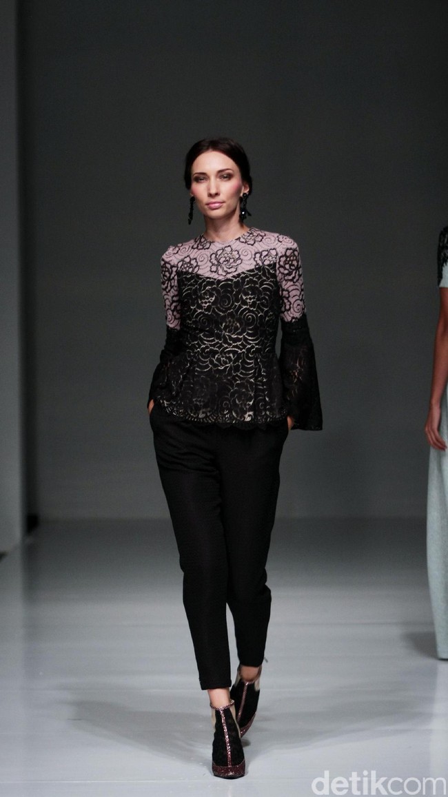 Koleksi Votum by Sebastian Gunawan mengusung tema Shades of Mind di IPMI Trend Show 2017. The Hall Lt. 8, Senayan City. Jakarta. [Foto: Mohammad Abduh/Wolipop]