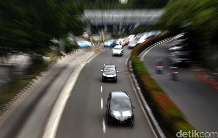Kendaraan melintasi ruas jalan H R Rasuna Said, Jakarta, Rabu (28/12/2016). Dinas Perhubungan DKI Jakarta mengevaluasi pemberlakuan sistem ganjil-genap. Dari hasil evaluasi, Dishub DKI berencana sistem ganjil-genap akan diperluas hingga Jl HR Rasuna Said, Kuningan, Jaksel.