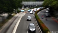 Kendaraan melintasi ruas jalan H R Rasuna Said, Jakarta, Rabu (28/12/2016).