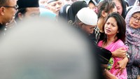 Anet yang berada di dekat ibunya, Vira, sesekali berhenti menangis. Namun raut wajah sedih Anet tak bisa disembunyikannya.