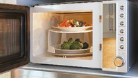 Memanaskan makanan dalam microwave akan membuatnya menjadi kering. Untuk menjaga kelembabannya, lapisi makanan seperti sandwich atau roti dengan tisu basah sebelum dipanaskan. Sementara untuk pasta, panaskan dengan menaruh segelas air di samping piring saat dipanaskan. Foto: Thinkstock/iStock