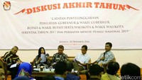 Hadir dalam acara tersebut Ketua KPU Juri Ardiantoro didampingi Anggota KPU Arief Budiman, Direktur Eksekutif Perludem Titi Anggraini, Presidium KIPP Kaka Suminta dan Deputi Koordinator JPPR Masykurudin Hafidz.