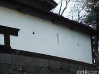 Lubang segitiga, persegi panjang dan lingkaran di gerbang kastil (Kurnia/detikTravel)