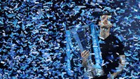 Andy Murray bermadikan konveti saat mengangkat piala usai memenangi ATP World Tour Finals. Dia mengalahkan Novak Djokovic di partai puncak (Foto: Julian Finney/Getty Images)
