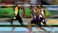 Salah satu foto yang selalu masuk dalam jajaran foto terbaik di tahun 2016. Usain Bolt masih sempat menoleh ke arah kamera dan tersenyum saat tampil di babak semifinal nomor sprint 100 meter (Foto: Cameron Spencer/Getty Images).