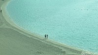 Turis terlihat sedang jogging di salah satu pantai. Pantainya juga terlihat bersih dan landai, asyik untuk bersantai dan olahraga (Afif/detikTravel)