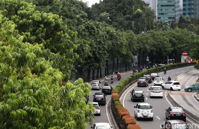 Kendaraan melintasi ruas jalan H R Rasuna Said, Jakarta, Rabu (28/12/2016). Dinas Perhubungan DKI Jakarta mengevaluasi pemberlakuan sistem ganjil-genap. Dari hasil evaluasi, Dishub DKI berencana sistem ganjil-genap akan diperluas hingga Jl HR Rasuna Said, Kuningan, Jaksel.