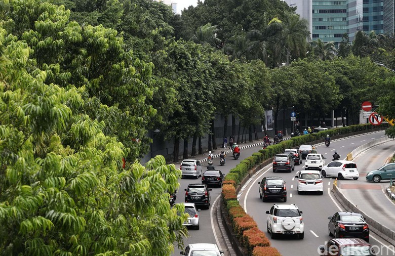 Pemberlakuan Ganjil Genap di Jalan H R Rasuna Said Kendaraan melintasi ruas jalan H R Rasuna Said, Jakarta, Rabu (28/12/2016). Dinas Perhubungan DKI Jakarta mengevaluasi pemberlakuan sistem ganjil-genap. Dari hasil evaluasi, Dishub DKI berencana sistem ganjil-genap akan diperluas hingga Jl HR Rasuna Said, Kuningan, Jaksel.
