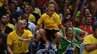 Seorang fans cilik Brasil sampai melompat dari kursinya saat mendukung timnas voli putri negaranya menghadapi China di babak perempatfinal Olimpiade 2016 (Foto: David Ramos/Getty Images)
