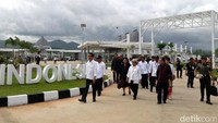 Presiden Jokowi meninjau Pos Lintas Batas Negara (PLBN) Terpadu Motaain di sela-sela peresmian.