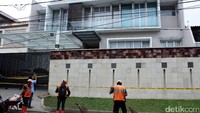 Tampak petugas kebersihan membersihkan jalanan depan rumah mewah korban pembunuhan sadis di Jl Pulomas Utara No 7A, Jakarta Timur, Rabu (28/12/2016).
