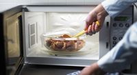 Memasak dengan Microwave Picu Kanker dan Merusak Nutrisi?