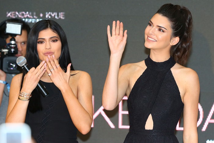 MELBOURNE, AUSTRALIA - NOVEMBER 18: Kendall Jenner and Kylie Jenner arrive at Chadstone Shopping Centre on November 18, 2015 in Melbourne, Australia. (Photo by Scott Barbour/Getty Images)