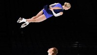 Dua peski es asal Rusia, Evgenia Tarasova dan Vladimir Morozov, menunjukkan performanya  dalam event ISU Grand Prix of Figure Skating yang dilangsungkan di Paris (Foto: AFP PHOTO / LIONEL BONAVENTURE).