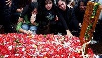Puluhan orang, keluarga dan kerabat ikut mengantarkan kepergian korban pembunuhan sadis tersebut.