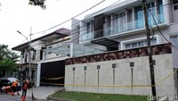 Tampak petugas kebersihan membersihkan jalanan depan rumah mewah korban pembunuhan sadis di Jl Pulomas Utara No 7A, Jakarta Timur, Rabu (28/12/2016).