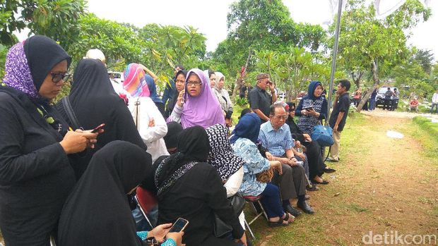 Keluarga Tiba Jelang Pemakaman Ir Dodi dan 2 Anaknya di TPU Tanah Kusir