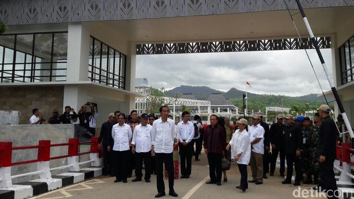 Begini Gaya Jokowi Blusukan ke Pos Lintas Batas Negara di NTT