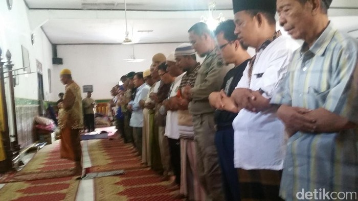 JK Salat Zuhur Berjemaah dengan Korban Banjir Bima