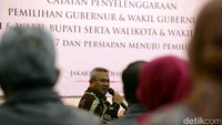 Anggota KPU Arief Budiman memberikan pemaparannya.