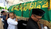 Jenazah tiba di kawasan taman pemakaman umum Tanah Kusir.
