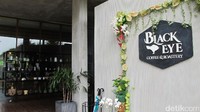 Black Eye, merupakan salah satu lokasi di dalam Secret Garden Village di Tabanan. Dari pintu masuk, melangkahlah ke sebelah kanan. Black Eye merupakan kafe sekaligus museum mini tentang kopi (Afif/detikTravel)